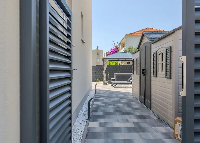 Luxury With Jacuzzi In Apartamento Trogir