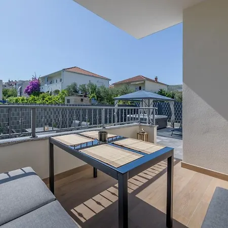 Luxury With Jacuzzi In Τρογκίρ