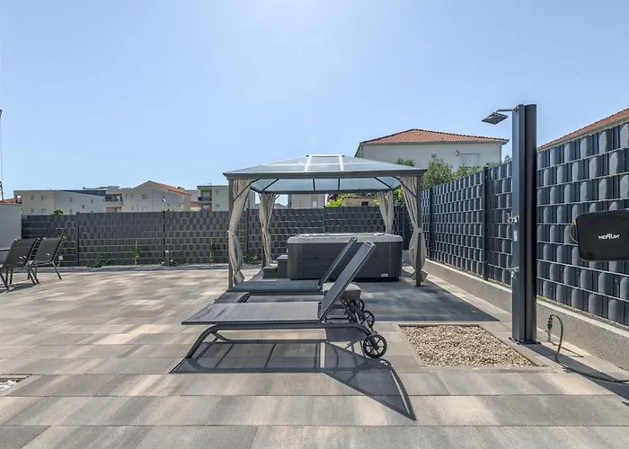 公寓 Luxury With Jacuzzi In *